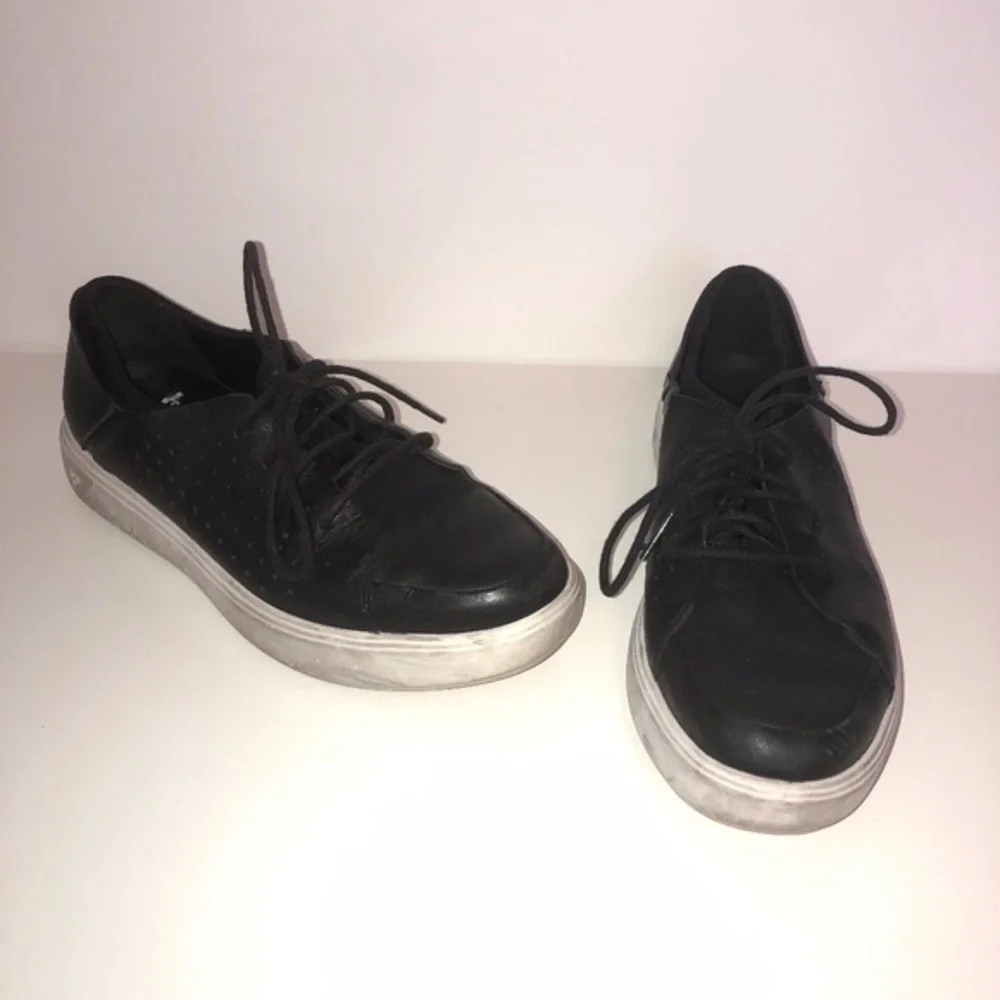 Under Armor Black & White Sneakers Shoes size 8.5